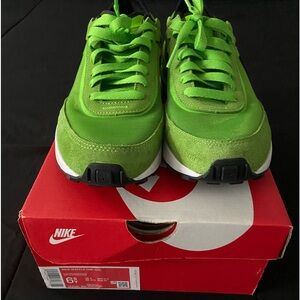 Authentic Nike waffle sneakers size 6.5 boys excellent condition practically new